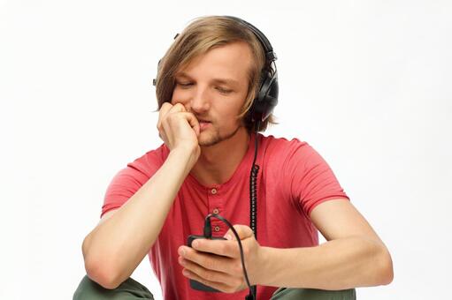 音楽鑑賞　音楽を聴く男性のイメージ画像